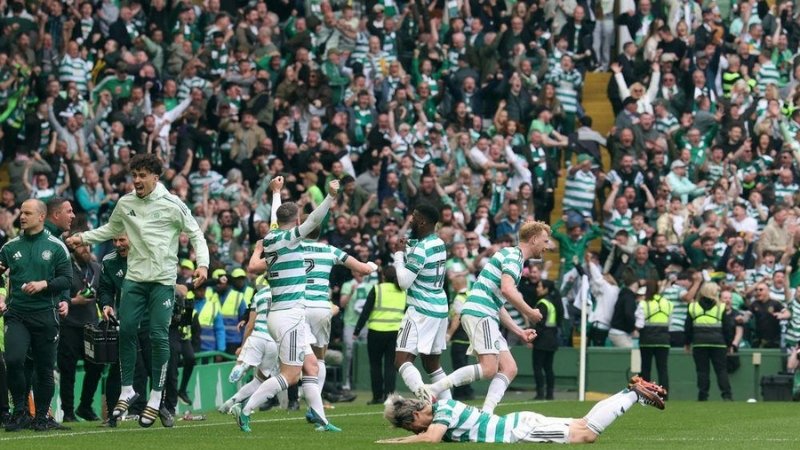 Chức vô địch của Celtic bị lu mờ bởi màn tràn sân